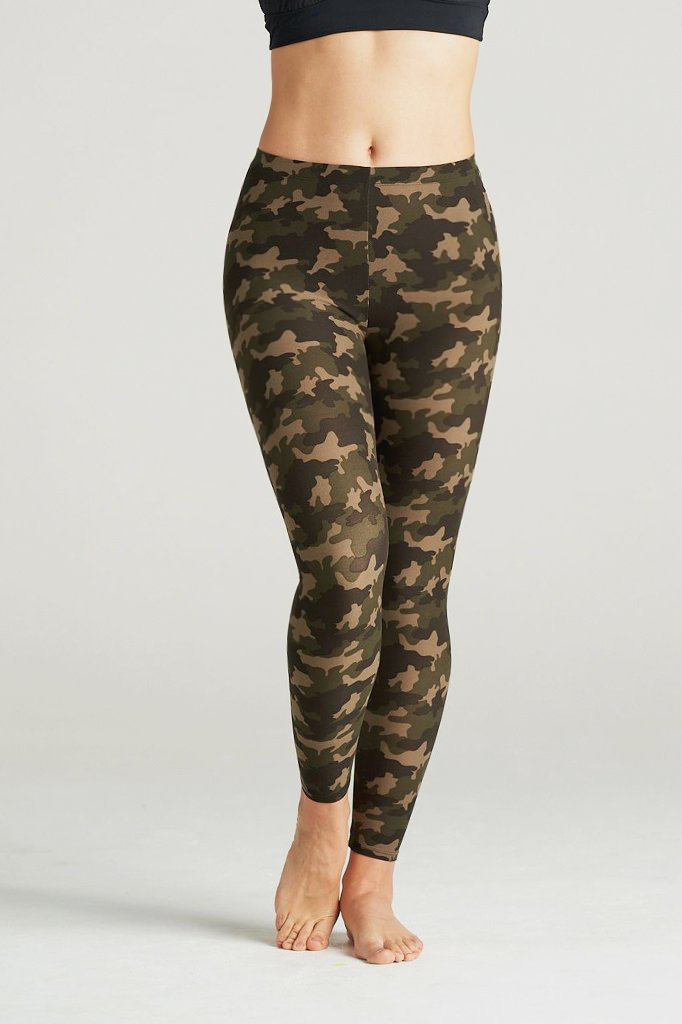 Woman modeling high-waisted green camouflage leggings, barefoot in a neutral indoor studio. The leggings feature an earthy camo pattern in shades of olive, brown, and khaki, paired with a black sports bra for a sporty and confident look. Ideal for gym, yoga, or casual streetwear.